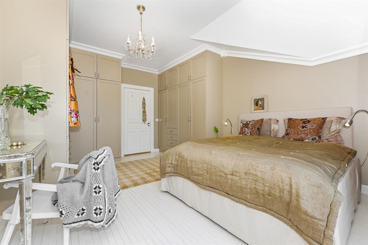 Hovedsoverommet har godt med garderobeplass. Galleribilde