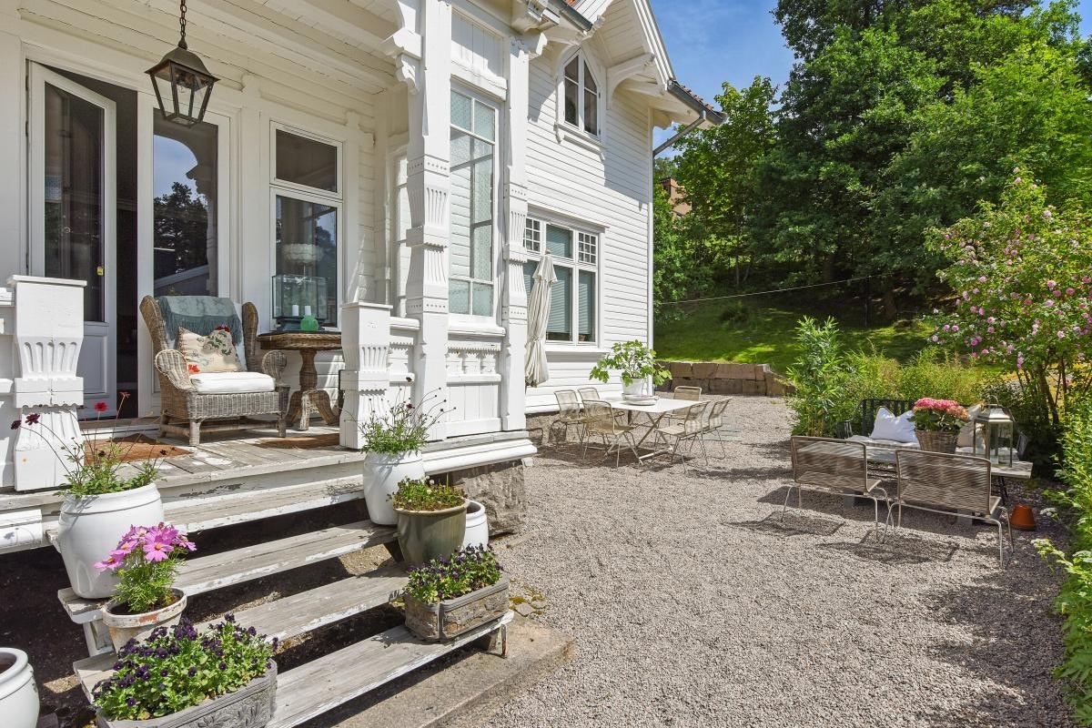 Nydelige utearealer på sydsiden av huset, godt skjermet for innsyn. Galleribilde