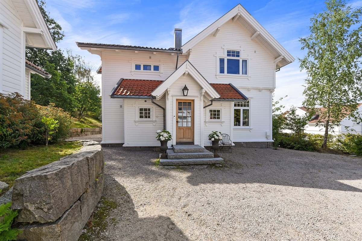 Det er anlagt støttemurer og trapper i granittblokker. Galleribilde