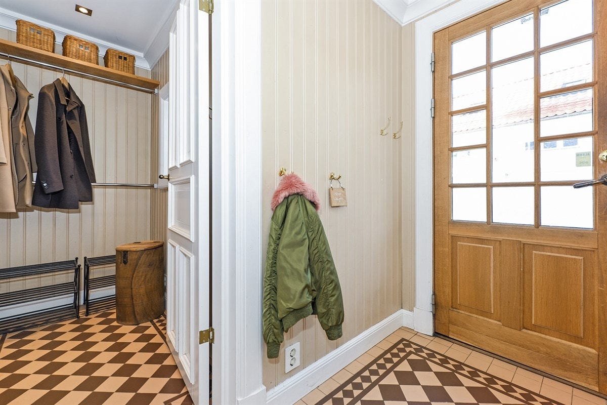 Sideinngangen med tilhørende garderobe/omkledningsrom. Galleribilde