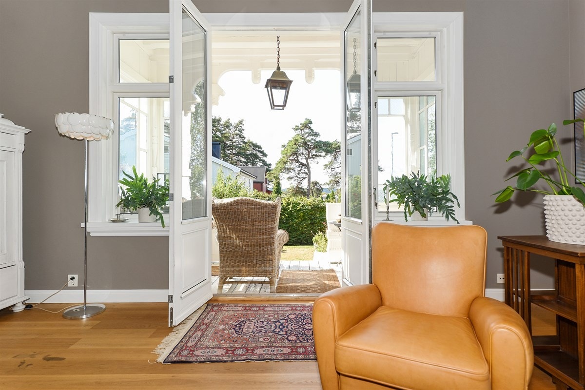 To-fløyet dør til veranda og hage. Galleribilde