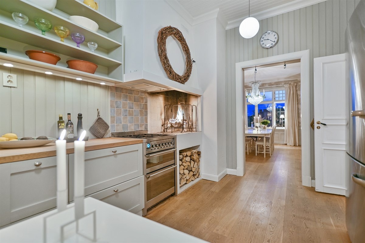 Kjøkkenet har gasskomfyr og grue. Galleribilde