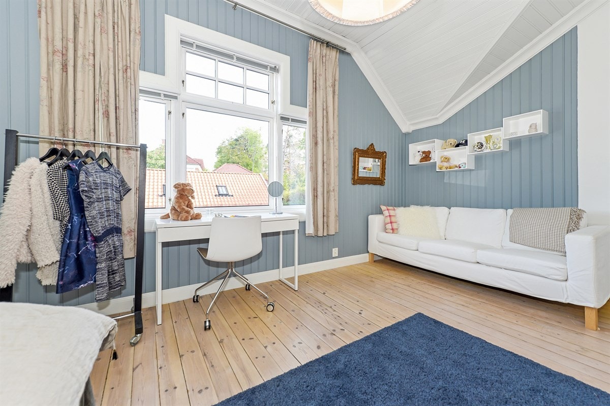 Store rom og god takhøyde også i 2. etasje. Galleribilde