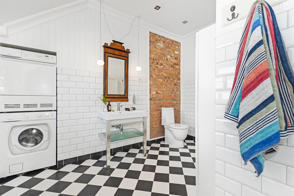 Varmekabler og fliser på gulv og vegger. Galleribilde