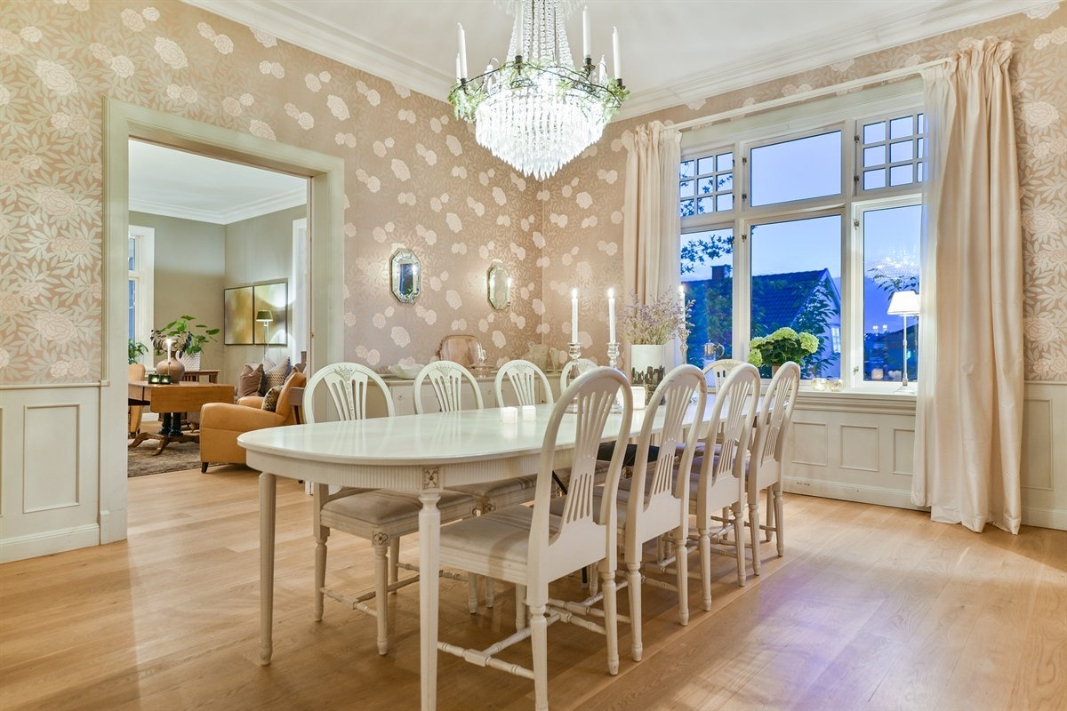 Romslig spisestue til små og store anledninger. Galleribilde