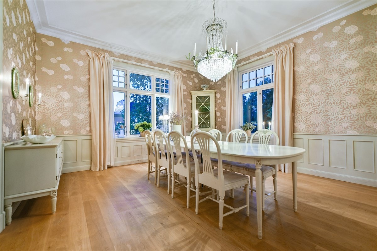 I første etasje er takhøyden ca 3,00 meter, og i 2. etasje er den ca 2,85 meter. Galleribilde