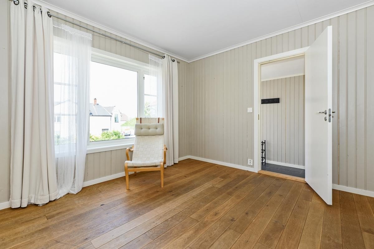 Sidebygningen/annekset holder boligstandard og er godt egnet som kontor, atelje e.l. Galleribilde