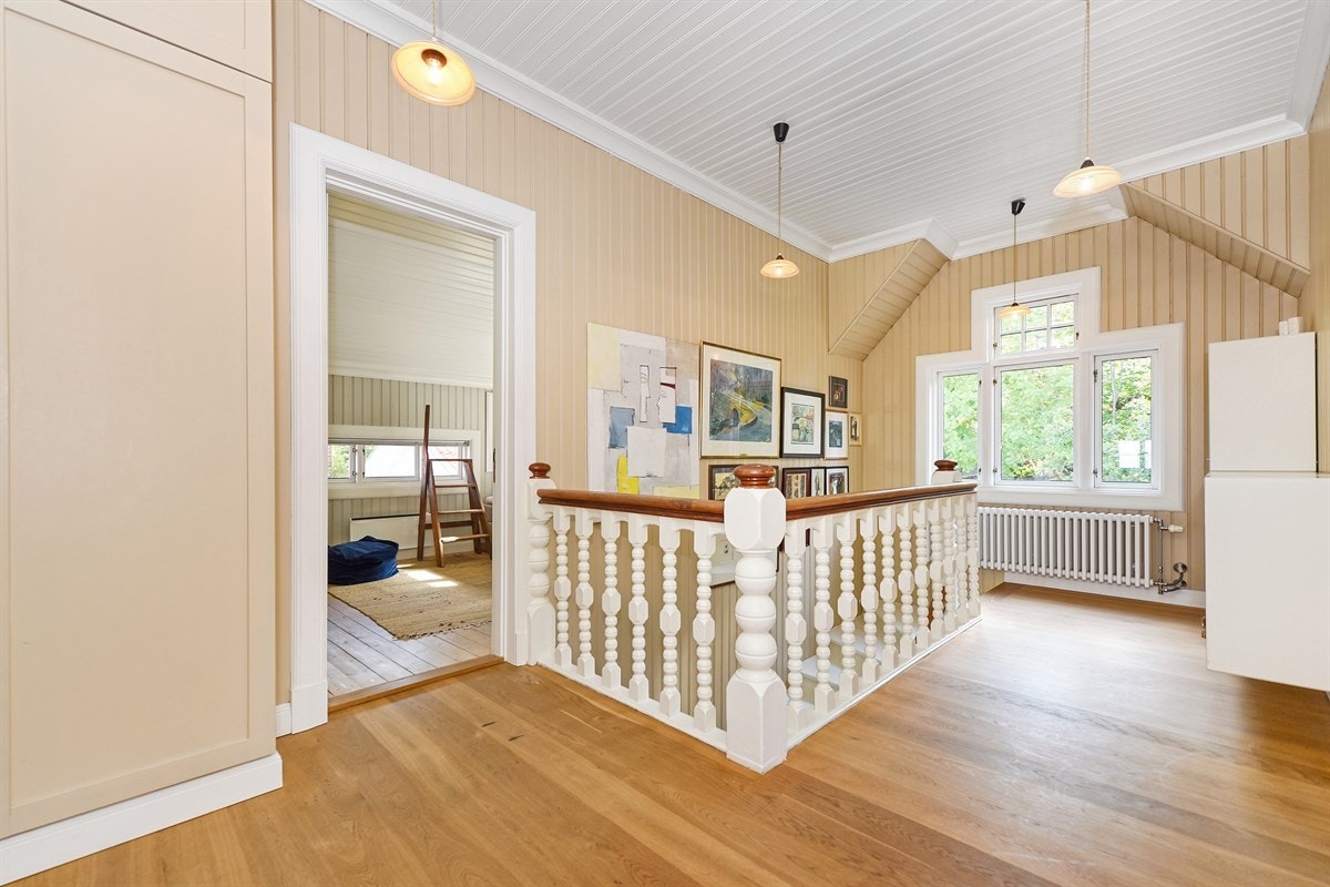 De romslige arealene gir herskapelig preg. Galleribilde