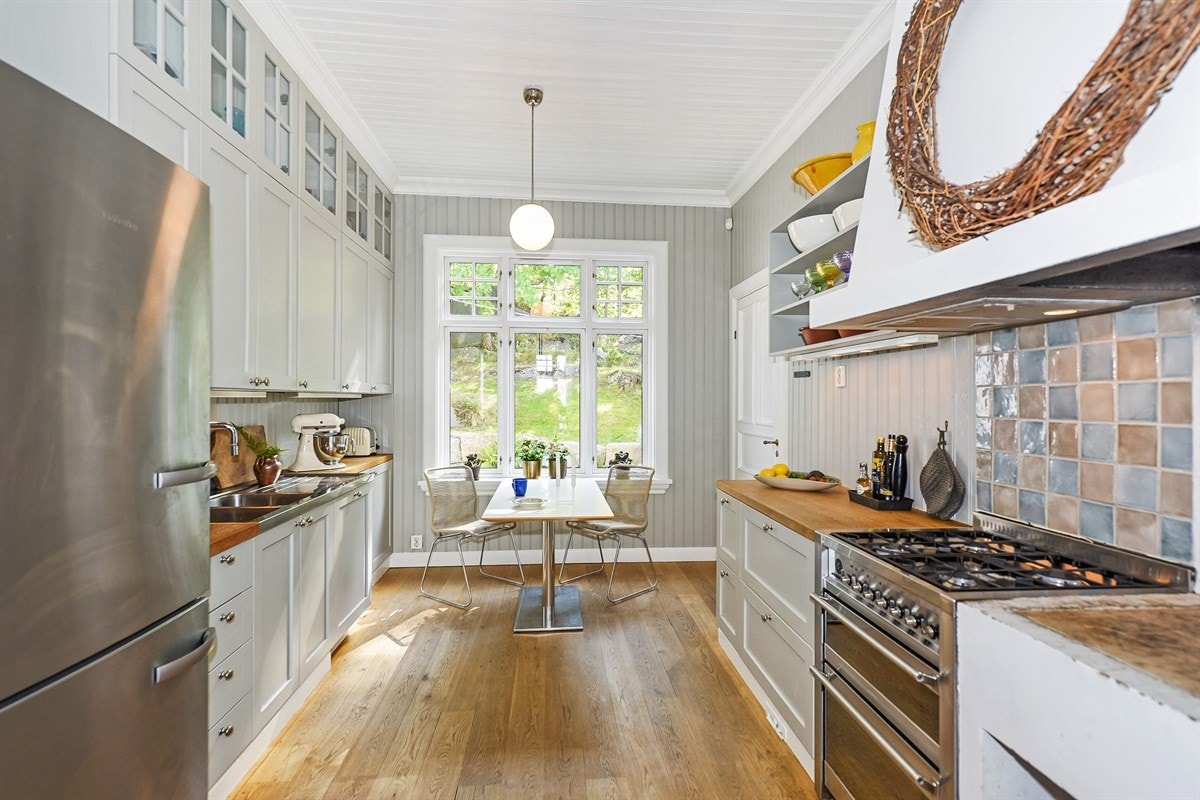 Kjøkkenet er sentralt plassert i 1. etasje. Galleribilde