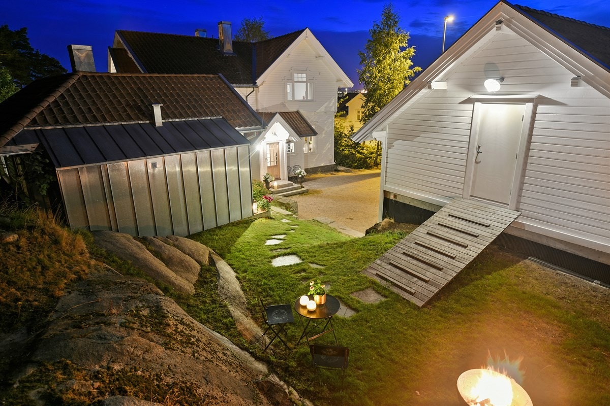 De 3 bygningene omkranser gårdsplassen, og gir en flott "tun-følelse". Galleribilde