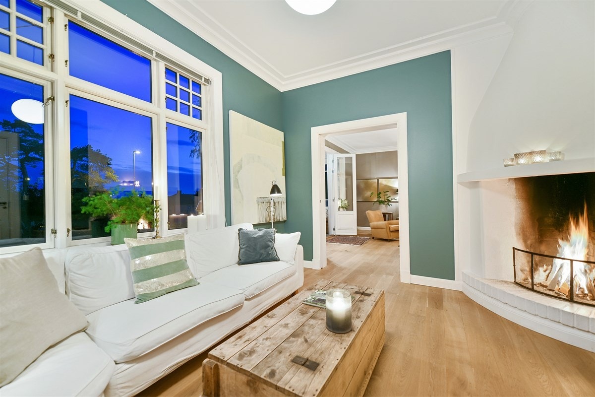 Tv-stuen har åpen peis. Galleribilde