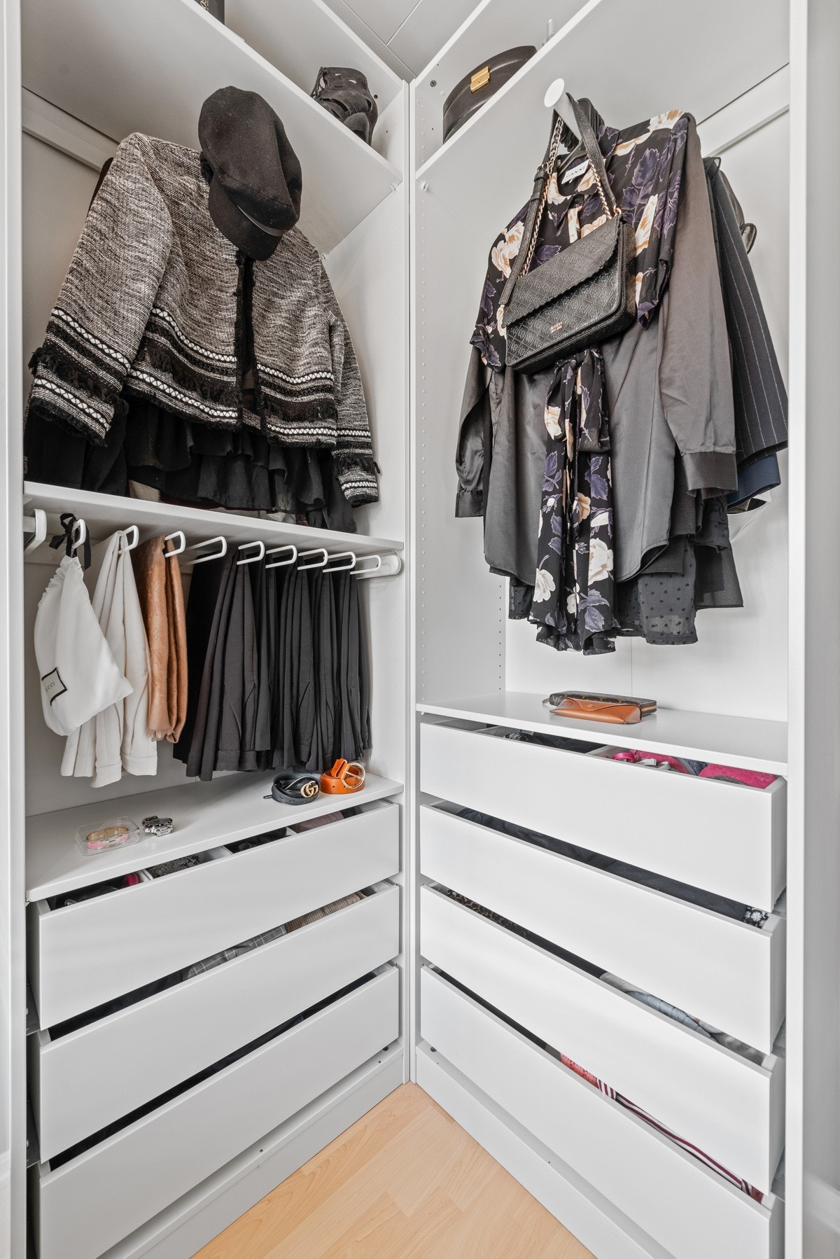 Soverommet er praktisk innredet med en åpen garderobeløsning. Galleribilde