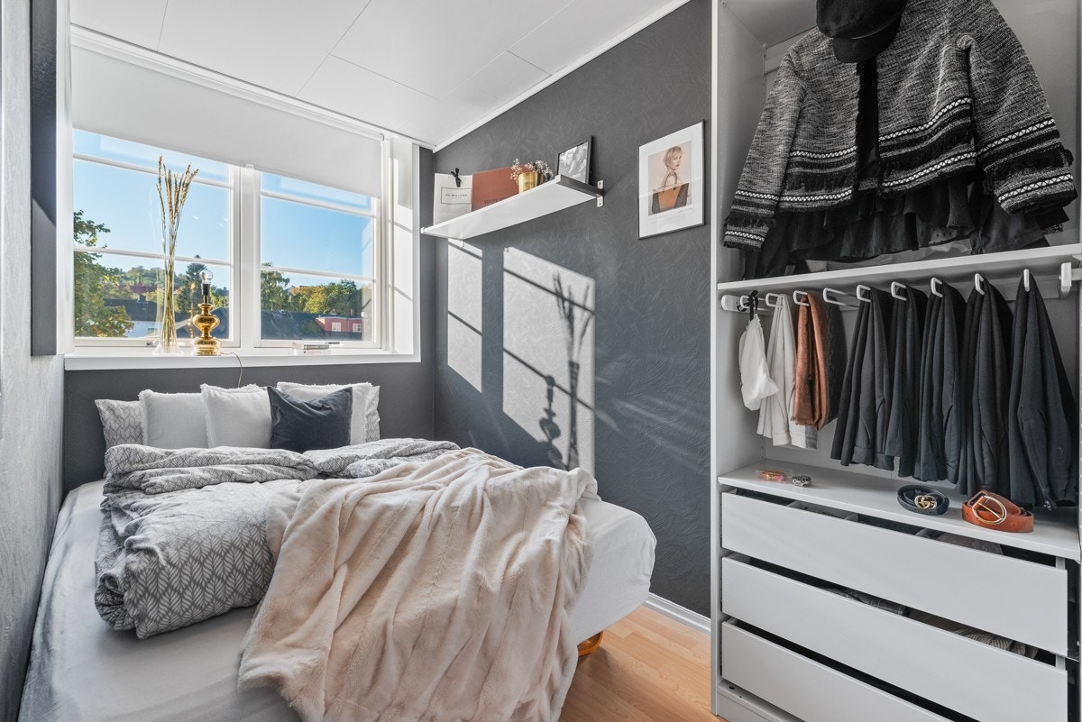 I tilknytning til stuen finner du et lyst soverom med skjermet for støy. Galleribilde