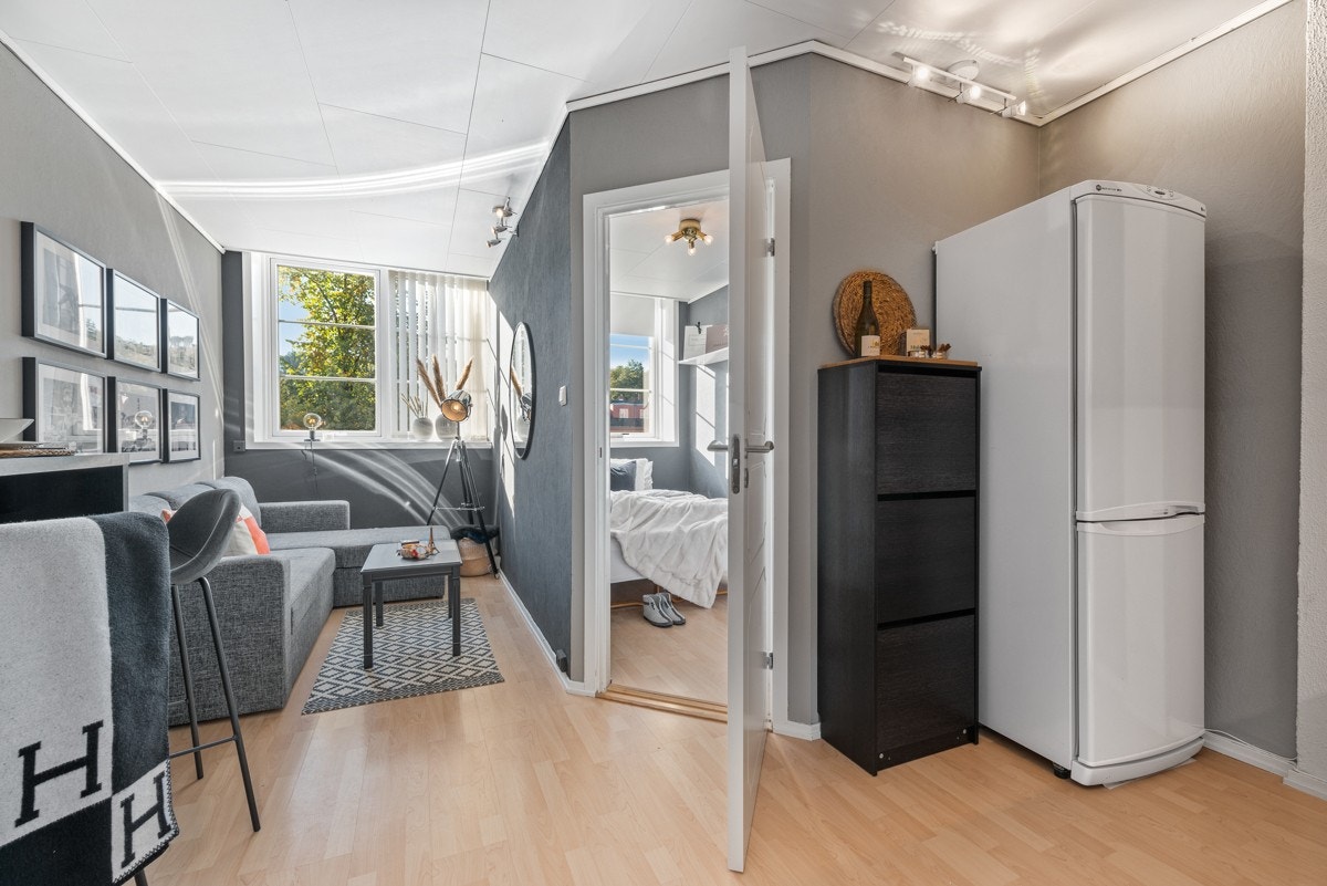 Den åpne stue- kjøkkenløsningen har god takhøyde og fine lysforhold. Galleribilde