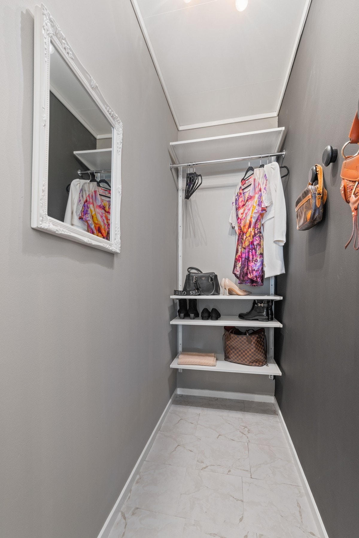 I tilknytning til entreen finner man et praktisk garderoberom med god lagringaplass. Galleribilde