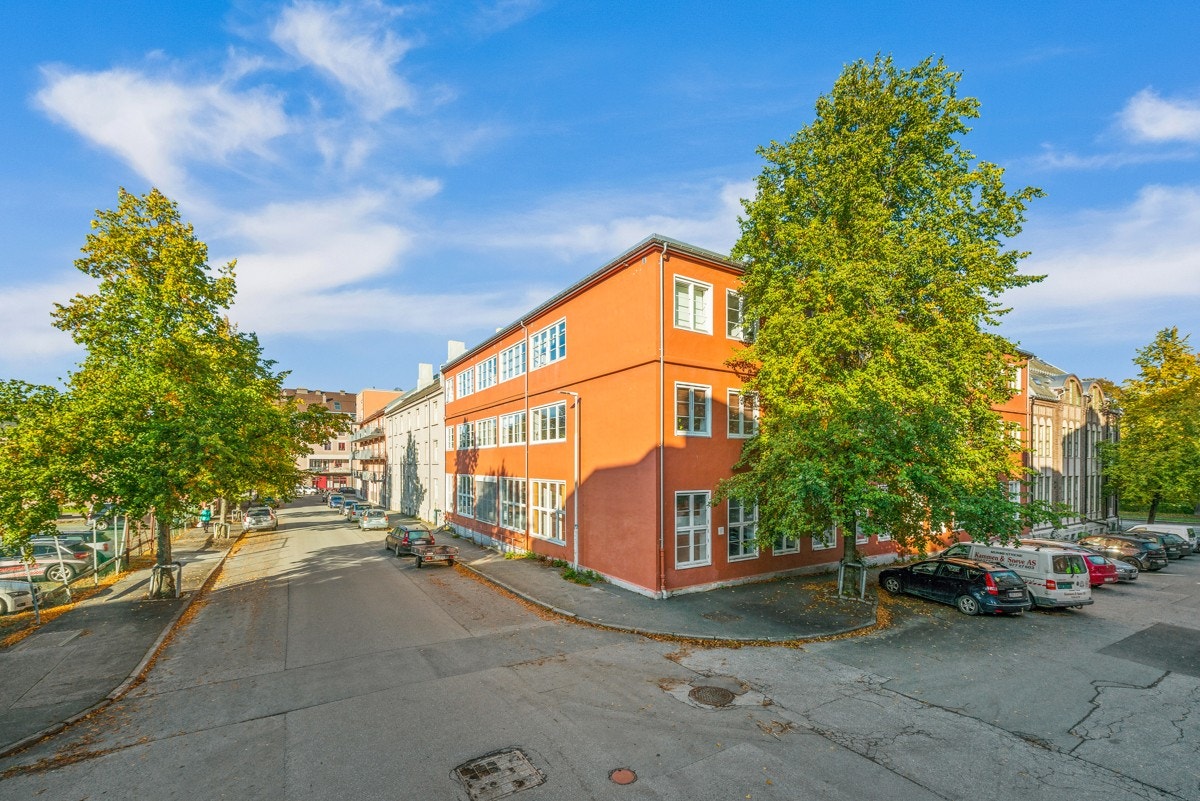 Det er soneparkering i gata utenfor leiligheten. Området byr på offentlig kommunikasjon i form av buss. Nærmeste holdeplass er Buran og Rosendal som begge ligger like utenfor blokka. Galleribilde