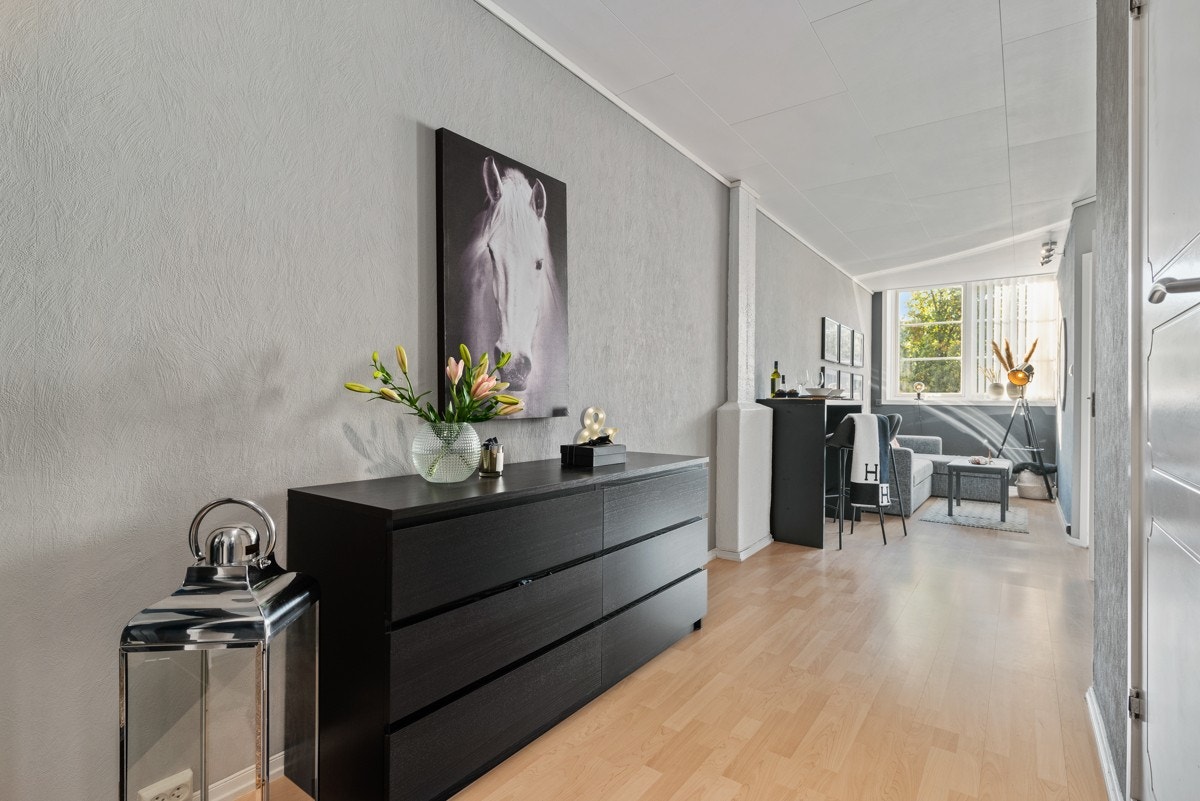 Leiligheten har gode muligheter for oppbevaringplass. I innvendig bod, samt ekstra bodplass i kjelleretasjen. Galleribilde