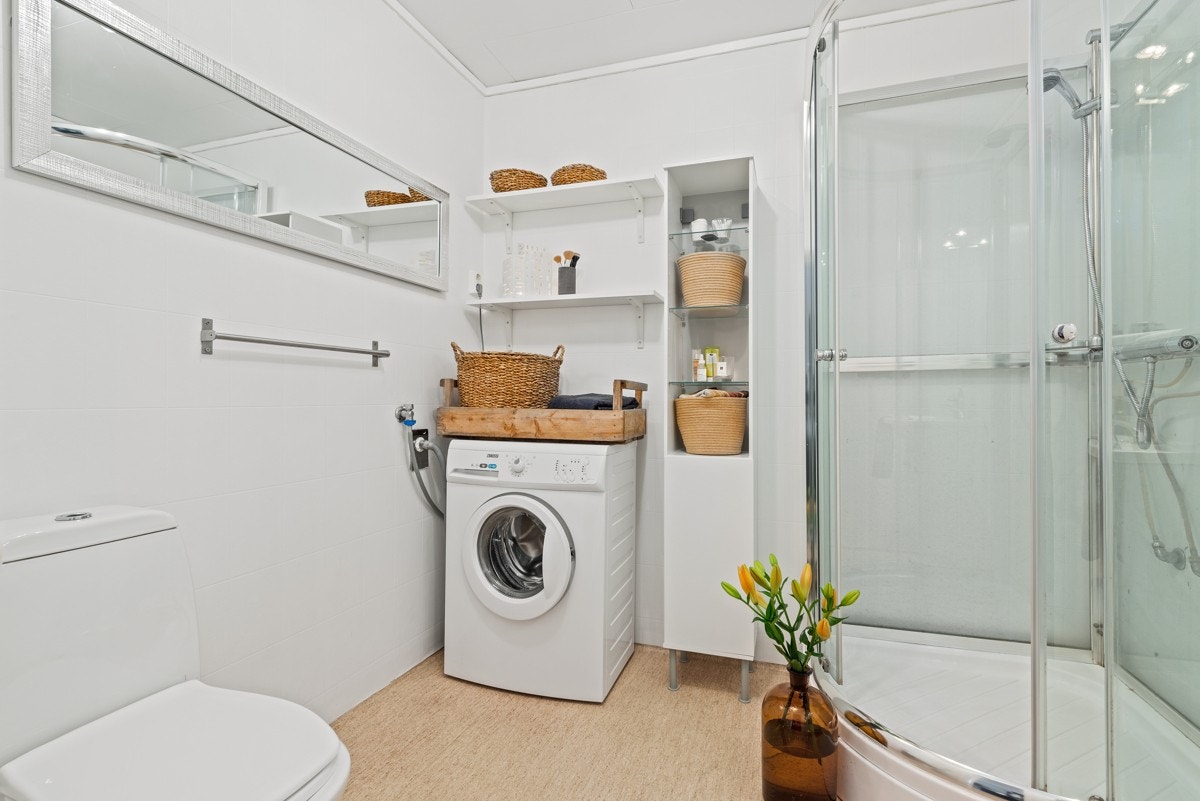 Badet er på 4,5 kvm og utstyrt med toalett, dusjkabinett og opplegg for vaskemaskin. Galleribilde