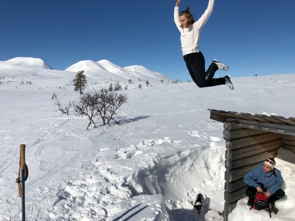 Noen bare må hoppe fra gapahuken ved Tobakkstjern....
foto: Halvor Westerheim Galleribilde