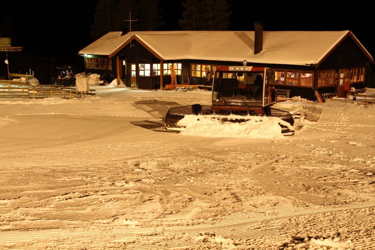 Skistua i Renåfjellet Alpinsenter. Det er flere grillplasser ute, den pub og varmestue med et godt utvalg av mat og drikke inne..:) Galleribilde
