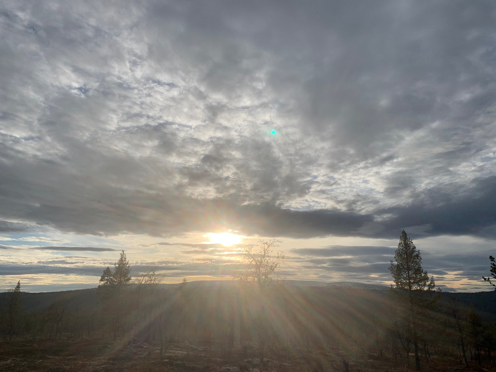 Det hender (!) det er noen skyer over Renålia, men ikke mindre vakkert av den grunn! Opplevelsen av naturen og landskapet her skifter stadig, og er aldri kjedelig! Galleribilde