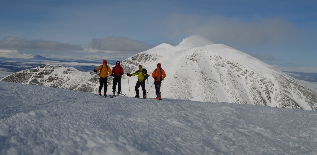 Flere og flere kombinerer toppturer med heftige offpist-kjøringer. Her fra Søre Sølen mot Midtre Sølen.
foto: Basecamp Os Galleribilde