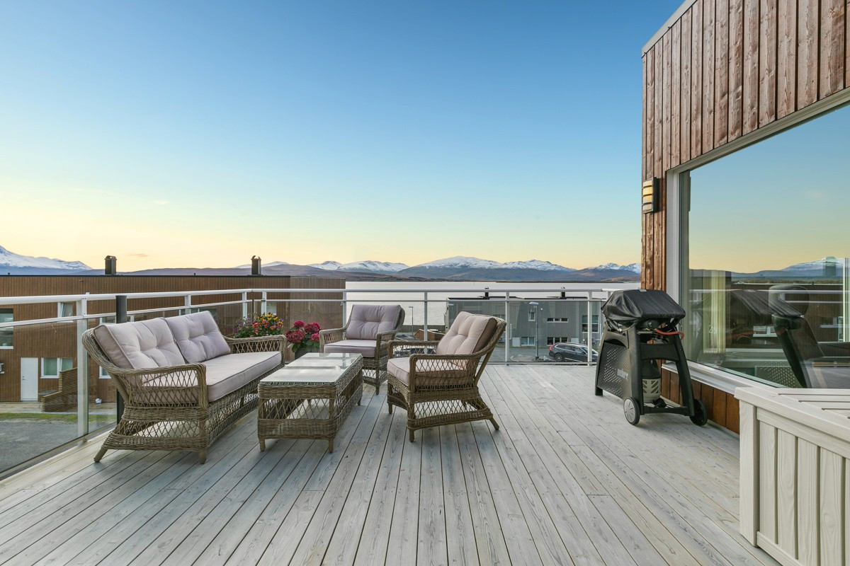 Praktisk sørvestvendt terrasse med fantastisk utsikt