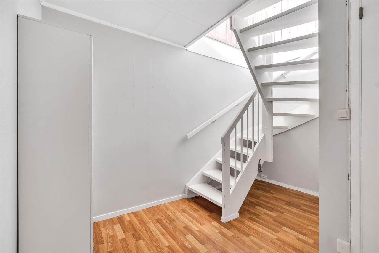 Trappen er hvitmalt og leder deg opp og ned i etasjene. Galleribilde