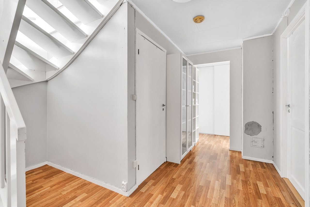 Gang med bod i underetasjen. Galleribilde