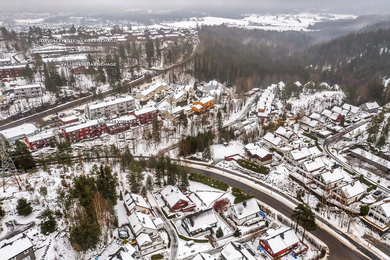 Skoler, barnehager, offentlig kommunikasjon, skog og mark m.m. er innen kort radius. Galleribilde