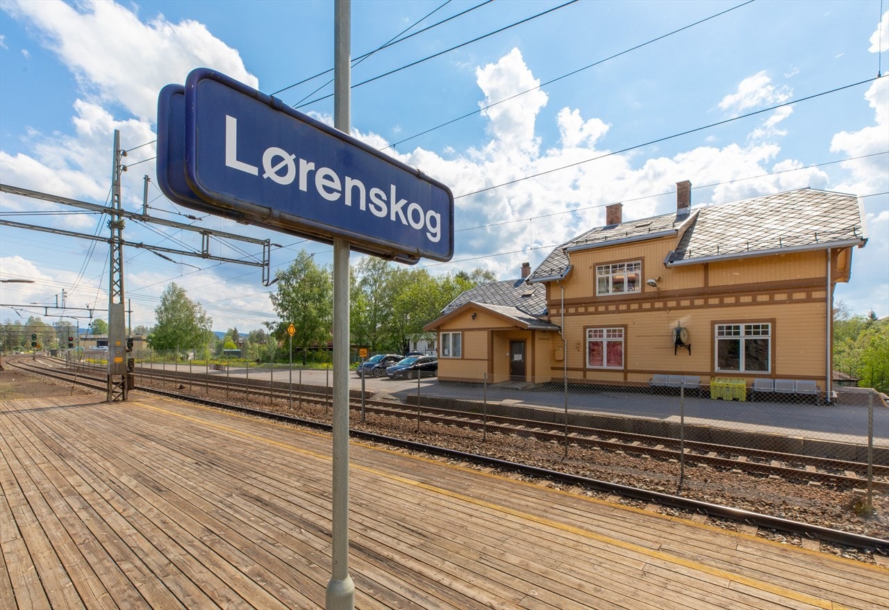 Lørenskog Stasjon med lokaltog til Oslo og mot Lillestrøm. Galleribilde