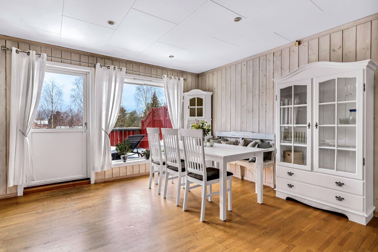 Stuen har god plass til spisestue. Galleribilde