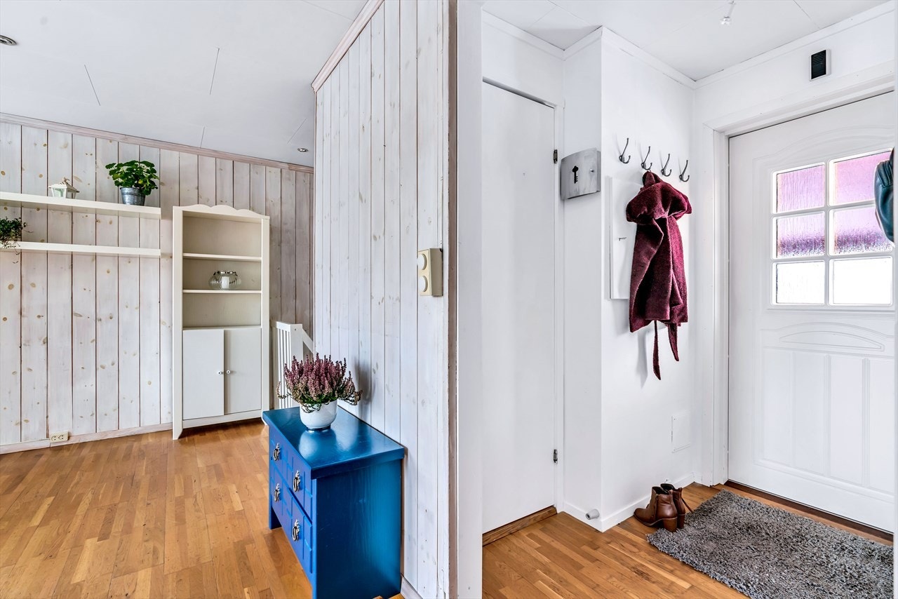 Entré med hengmuligheter i hovedetasjen. Galleribilde