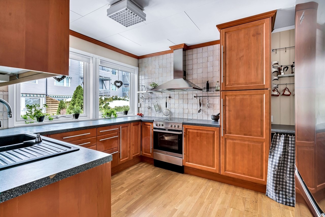 Rekkehuset strekker seg over 2 plan og har en praktisk planløsning i begge etasjer. Galleribilde