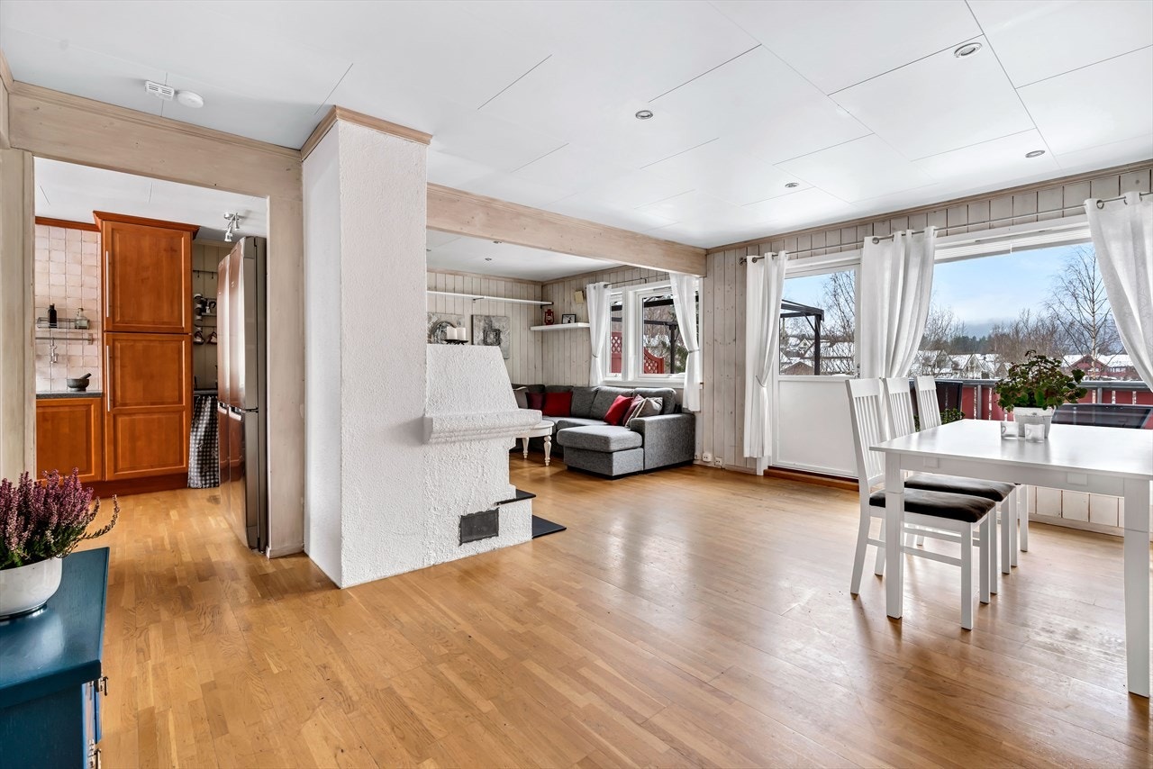 Videre i hovedetasjen i boligen er en romslig stue. Galleribilde