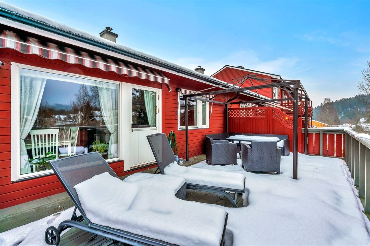 Vestvendt terrasse ut fra stue med markise. Galleribilde