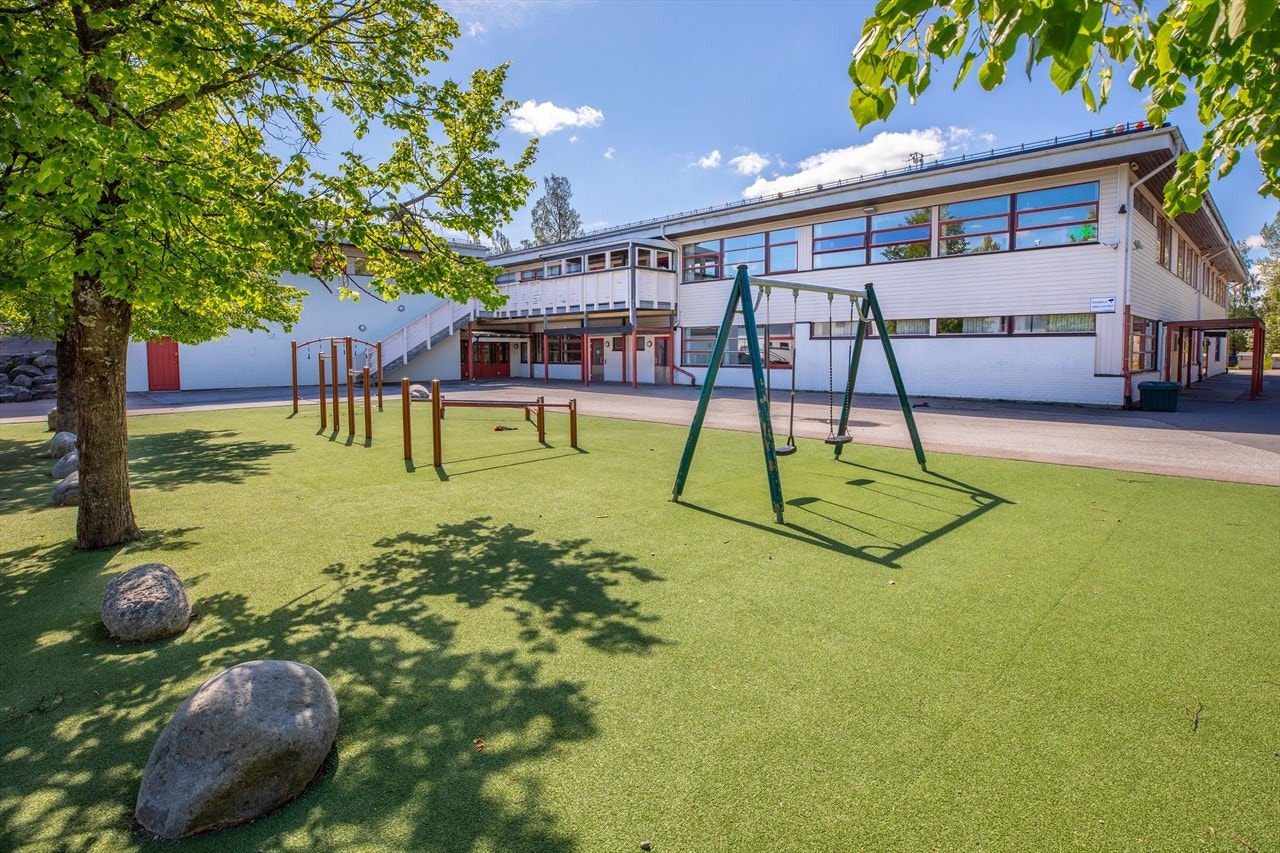 Rasta Skole med 1-7 trinn. Galleribilde