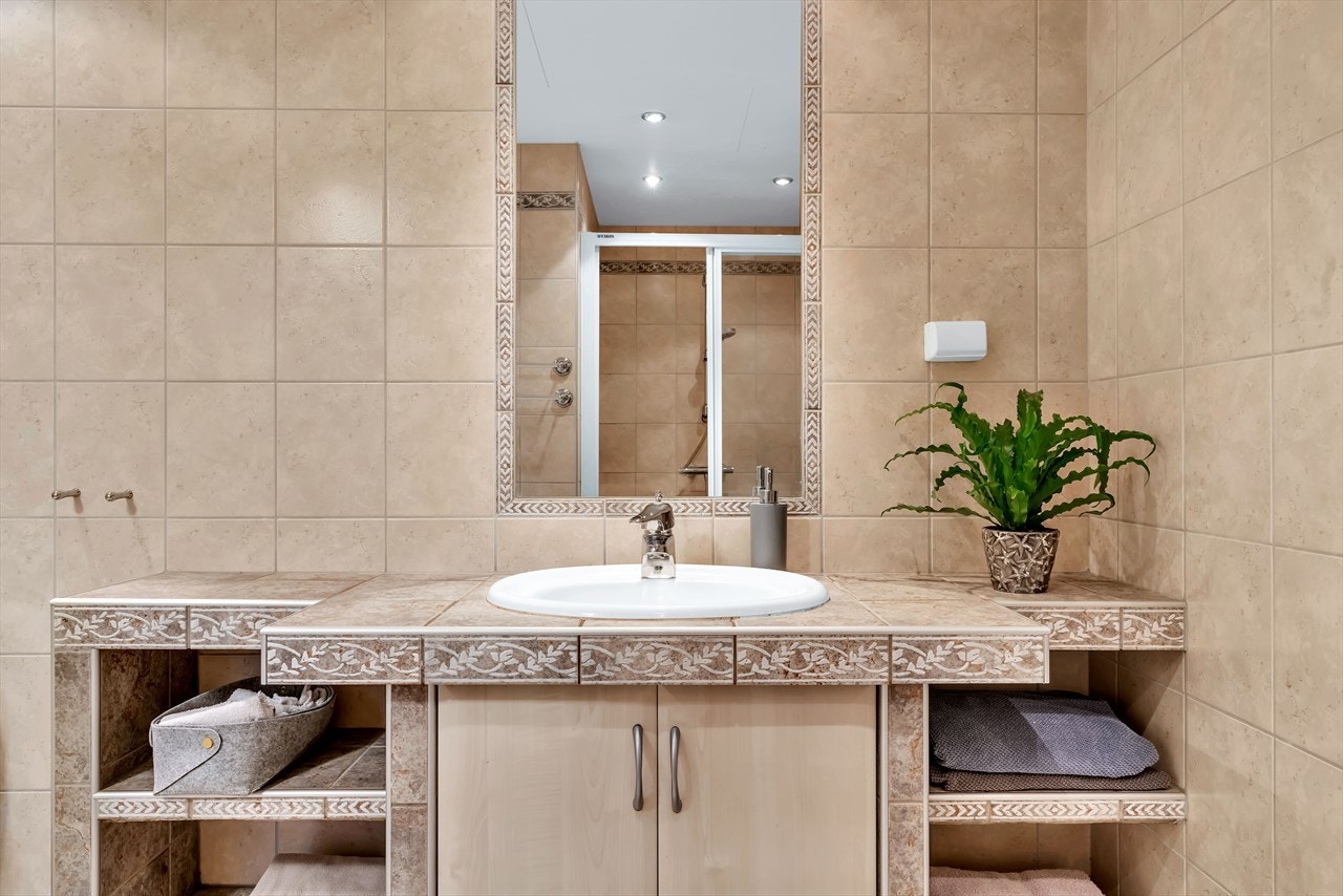 Servant med speil og oppbevaringmuligheter. Galleribilde