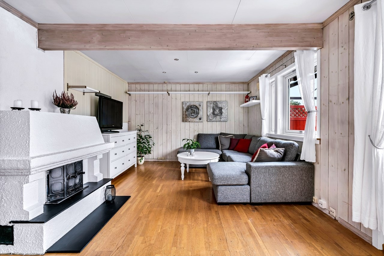 Det er ellers peisinnsats i stuen og utgang til terrasse. Galleribilde