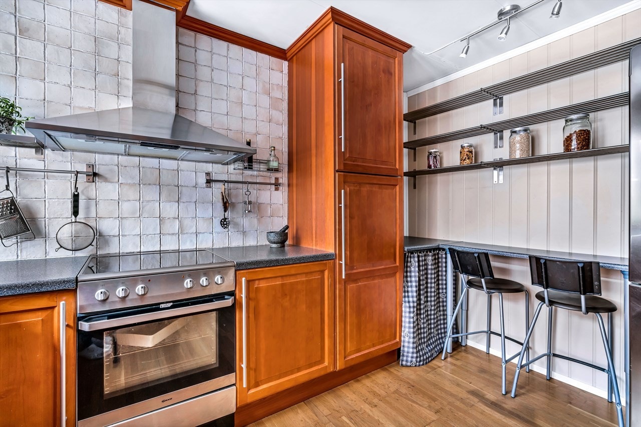 På kjøkkenet er det en hyggelig sitteplass hvor en god kaffekopp eller frokosten kan nytes. Galleribilde