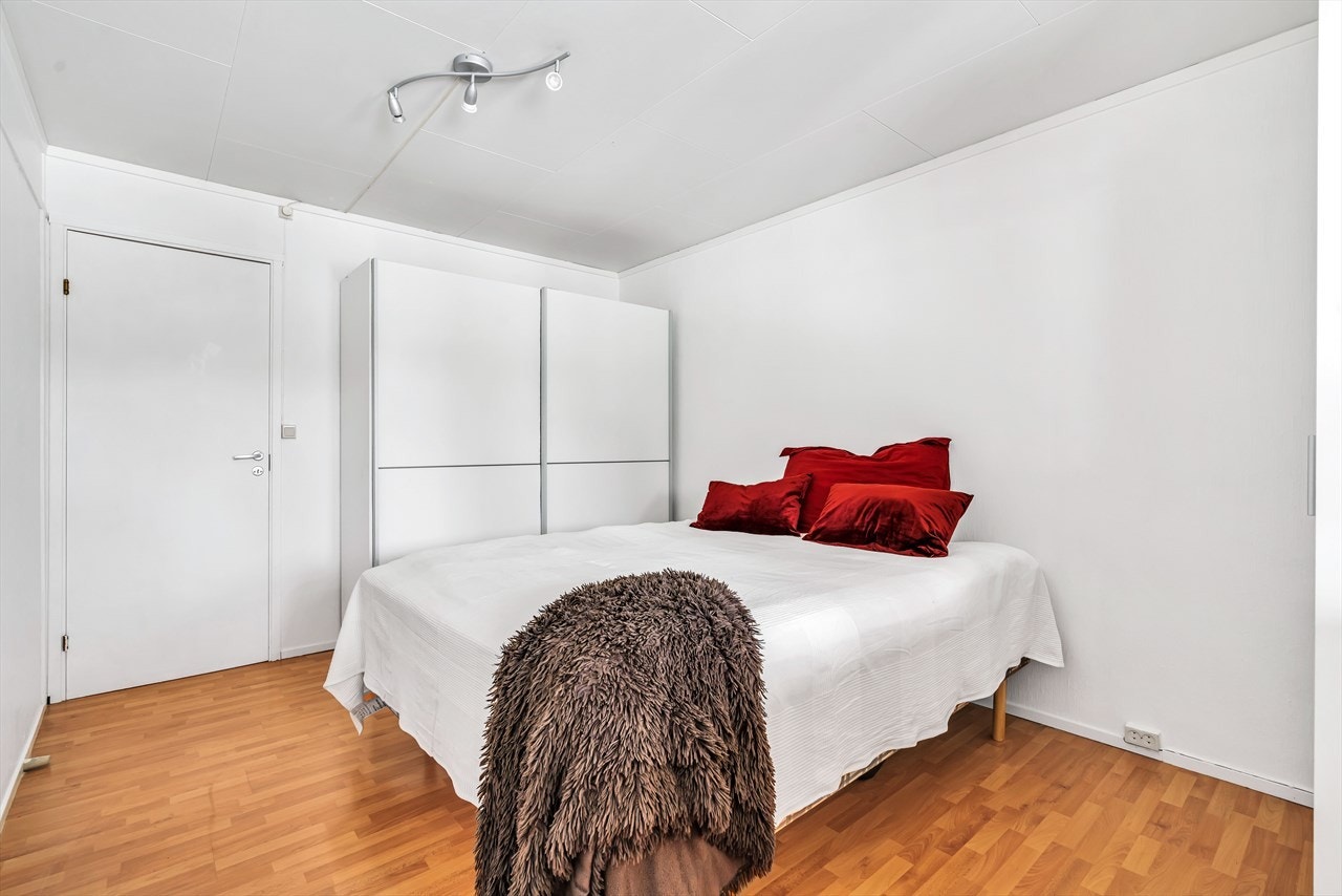 Hovedsoverom med garderobeløsning, plass til dobbeltseng og utgang til markterrasse. Galleribilde