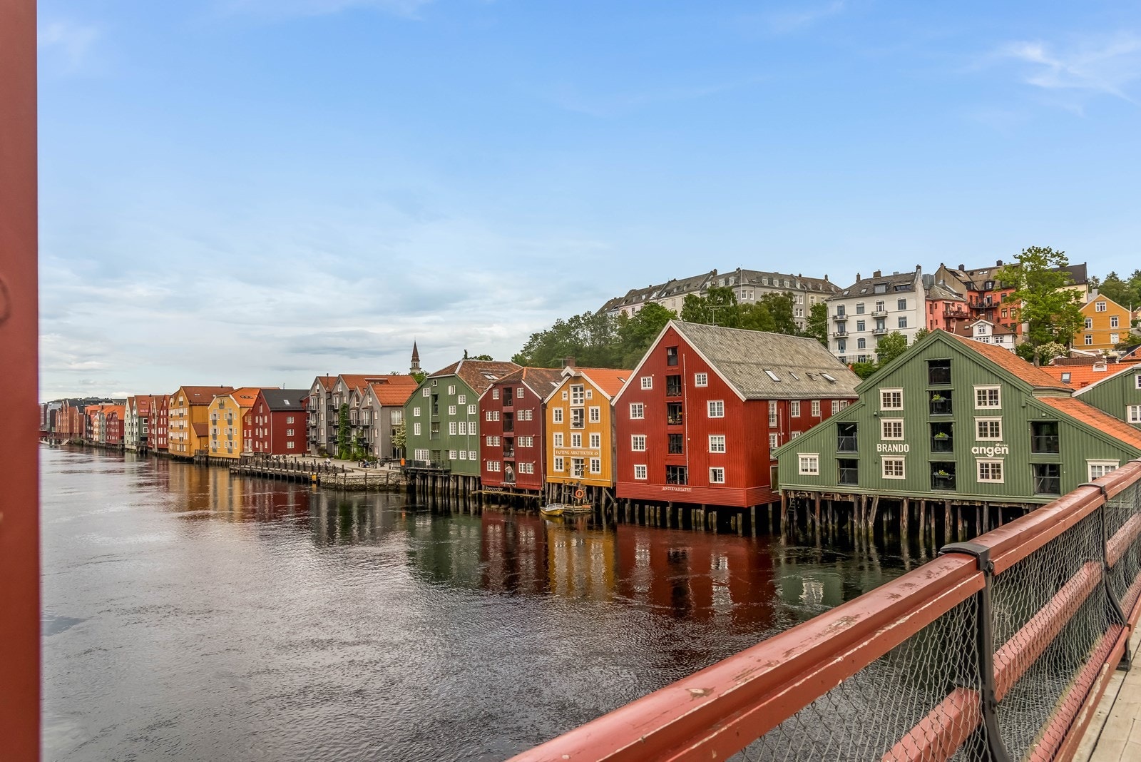I rekke med historisk bebyggelse i Trondheim. Galleribilde