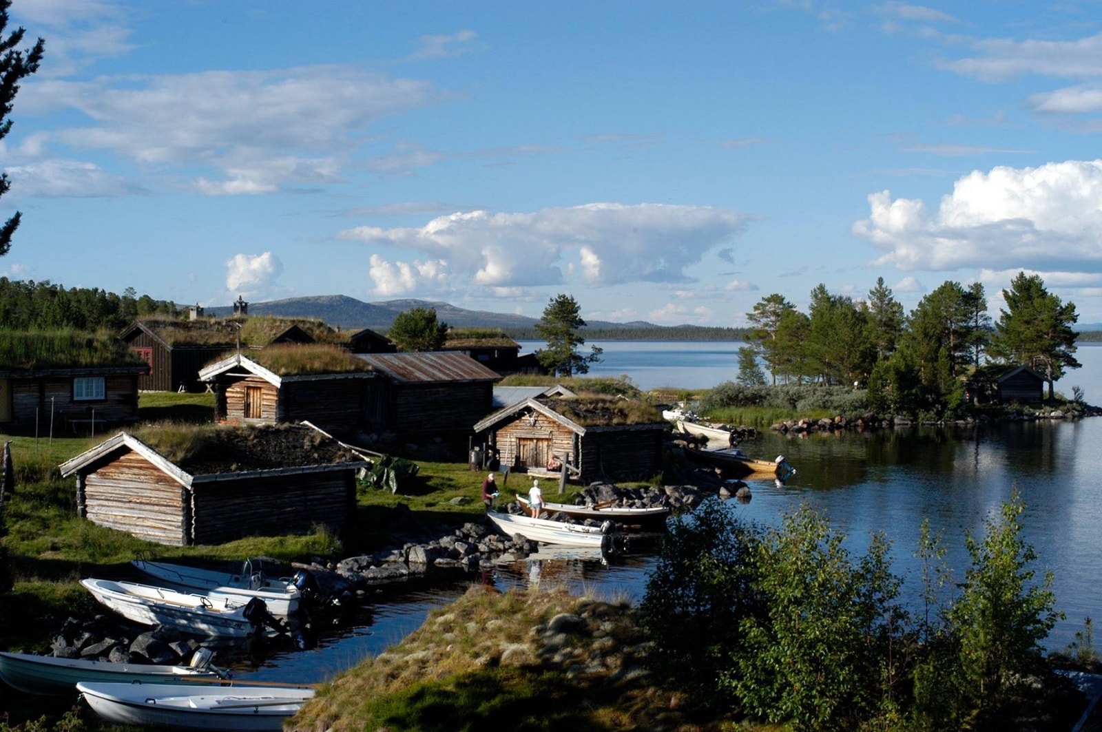 Fiskevollen ved Sølensjøen er Norges største og mest kjente innlandsfiskevær. Fisket her har lange og rike tradisjoner. Vi vet at det ble fisket i Sølensjøen så tidlig som i vikingtida. Les mer på: www.fiskevollen.no foto:P. Bækkelund Galleribilde