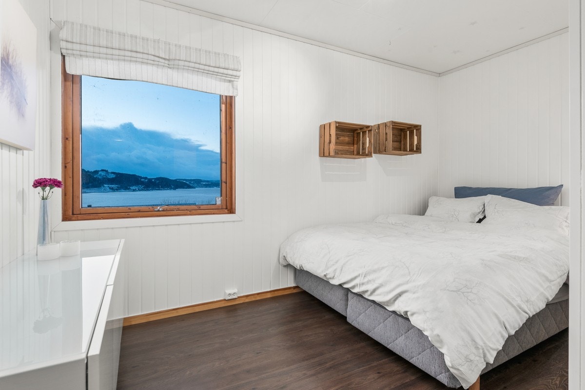 Boligen har tre soverom i første etasje på henholdsvis ca. 10,2, 13,1 og 5,7 kvm. Galleribilde