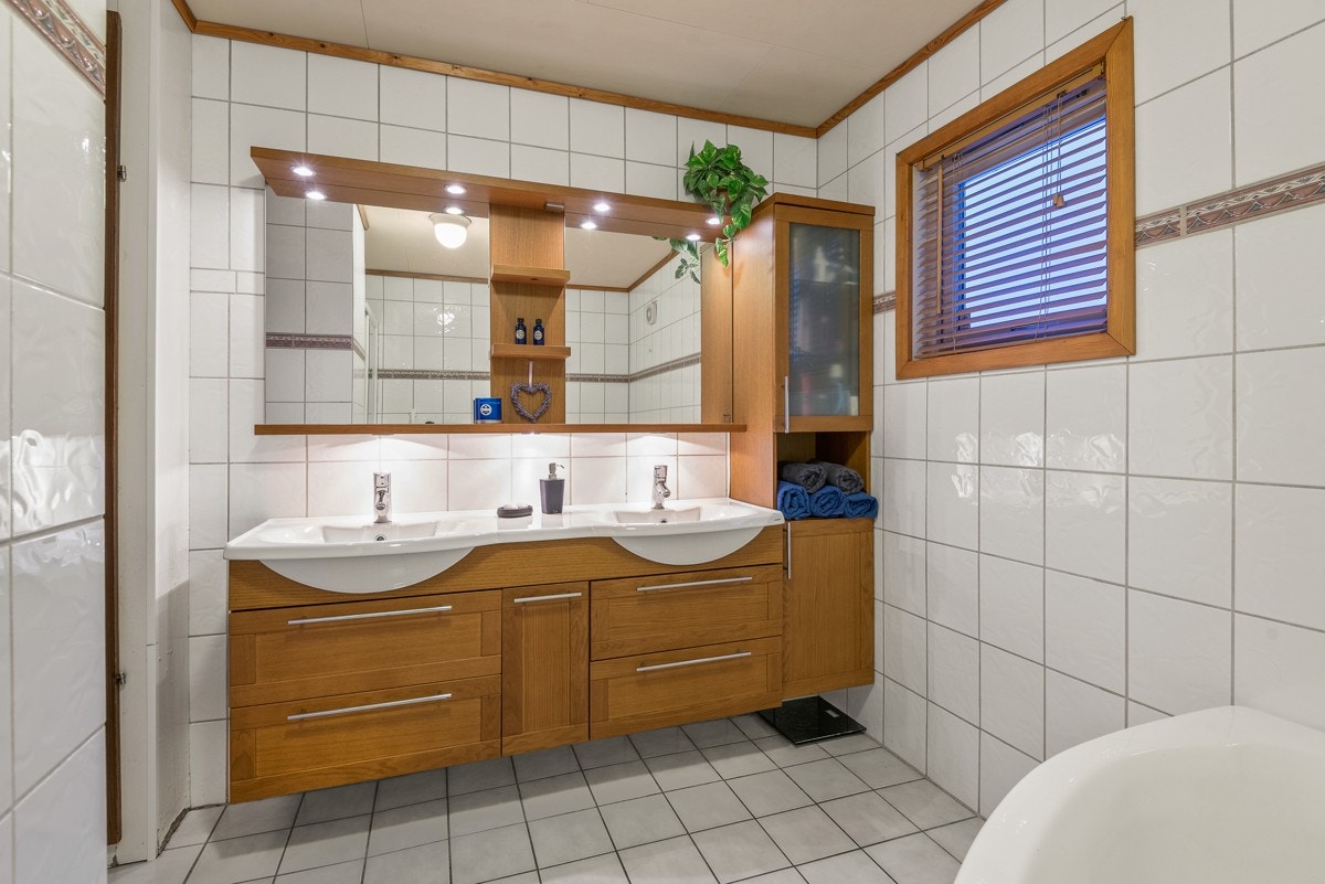 Boligen har et bad, et vaskerom og et separat wc-rom. Galleribilde