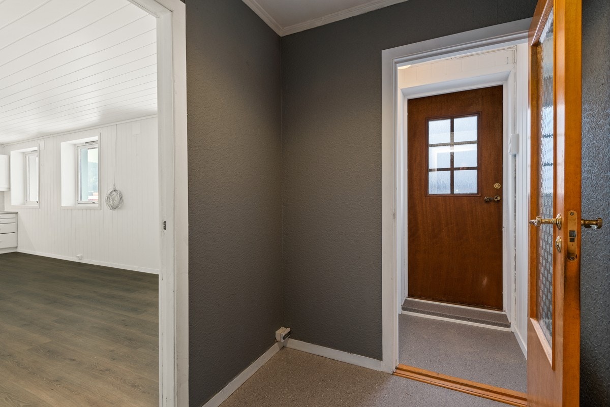 Deler av sokkeletasjen ble oppgradert i 2020, og her ligger den innrede utleiedelen, som består av stue/kjøkken, tv-stue, soverom, bad og en bod. Galleribilde