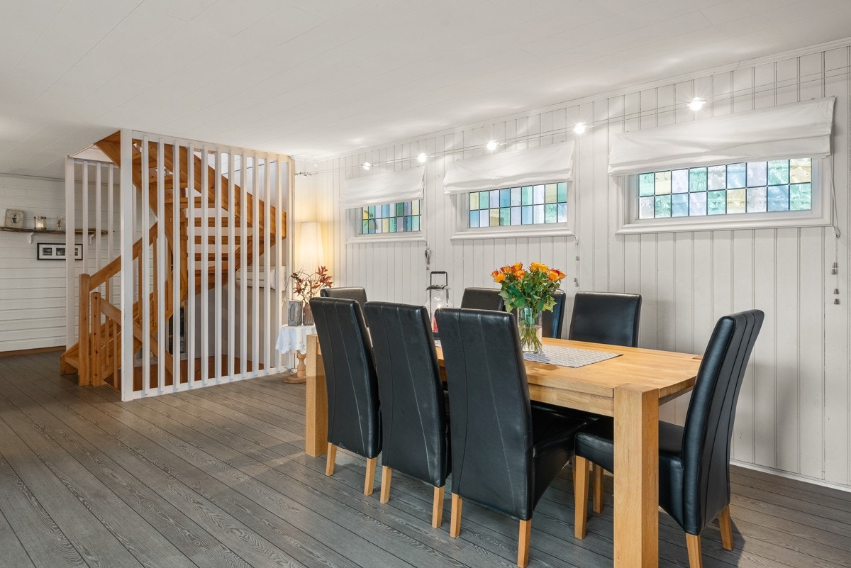 Ved trappen opp er det blyglassvinduer som gir fint fargespill. Galleribilde