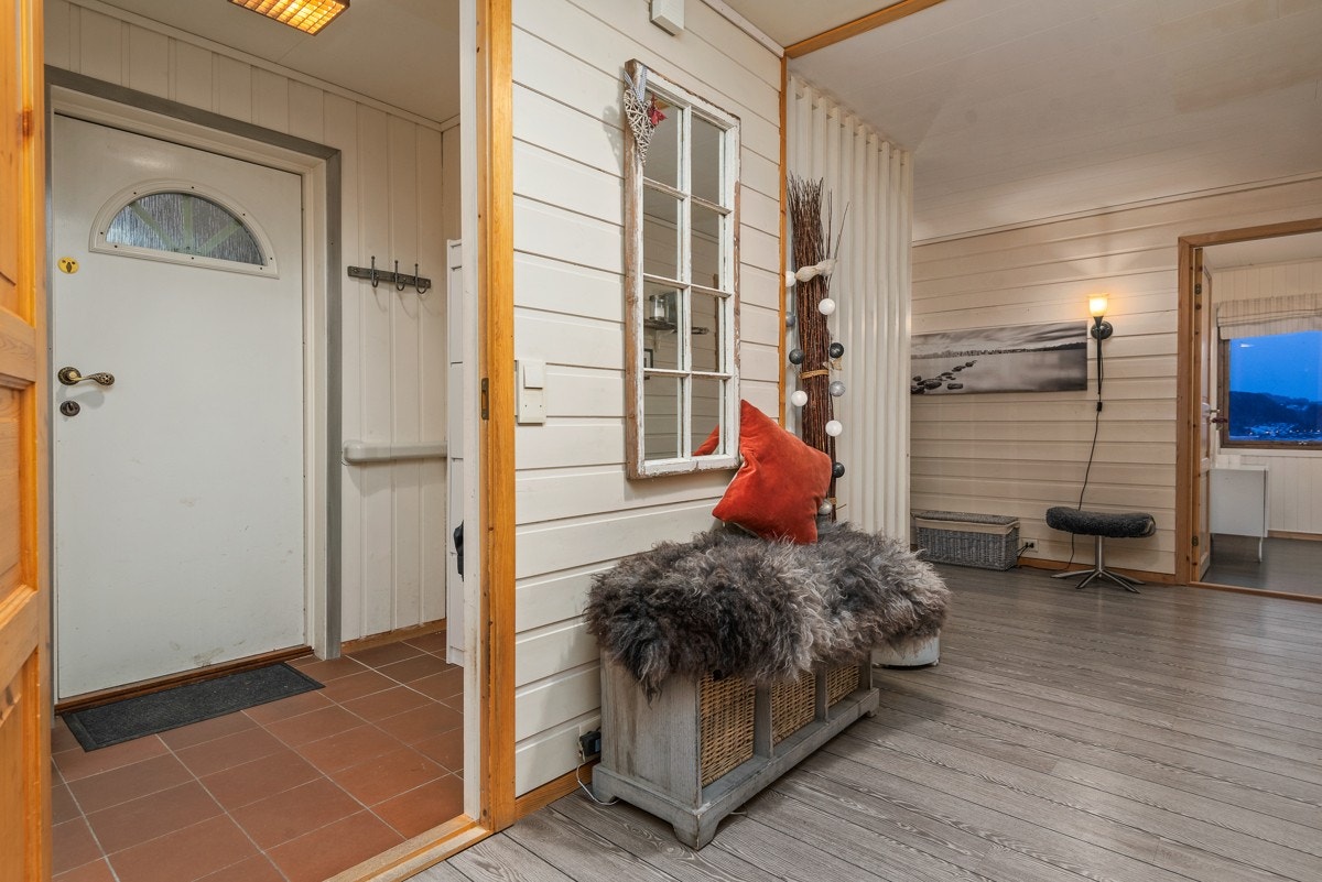 Entreen har tilkomst til en romslig gang på ca. 15,5 kvm. I tilknytning med gangen har du også et eget vaskerom. Galleribilde