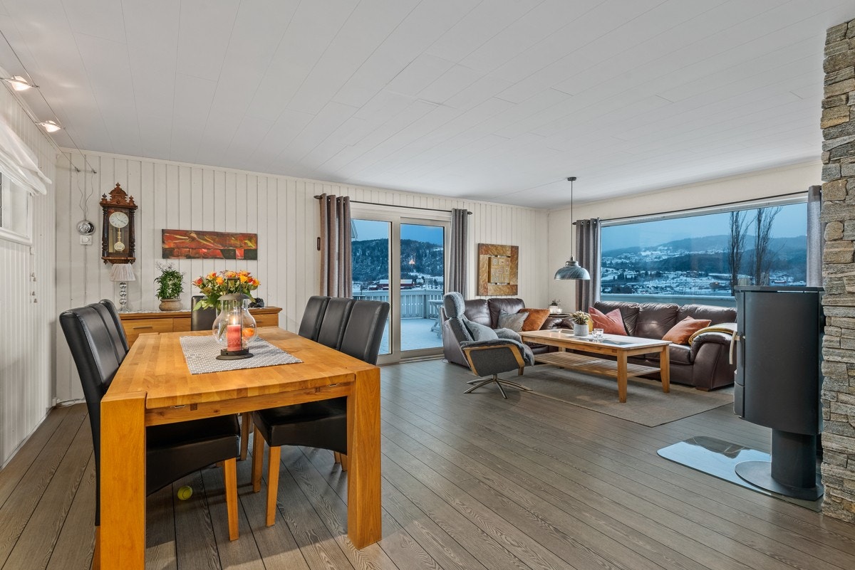 Stuearealet er på ca. 33,5 kvm, så her er det god plass til spisebord. Galleribilde