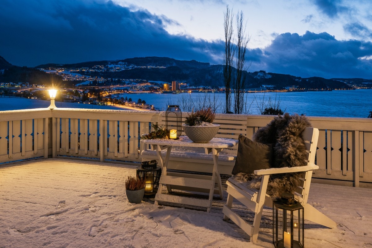 Her ute kan sommerdagene nytes til det fulle. Balkongen har sol fra tidlig på morgenen til solnedgang. Galleribilde